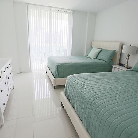 Ocean Reserve Luxury Condos Across From Sunny Isles Beach Miami Beach Exterior photo