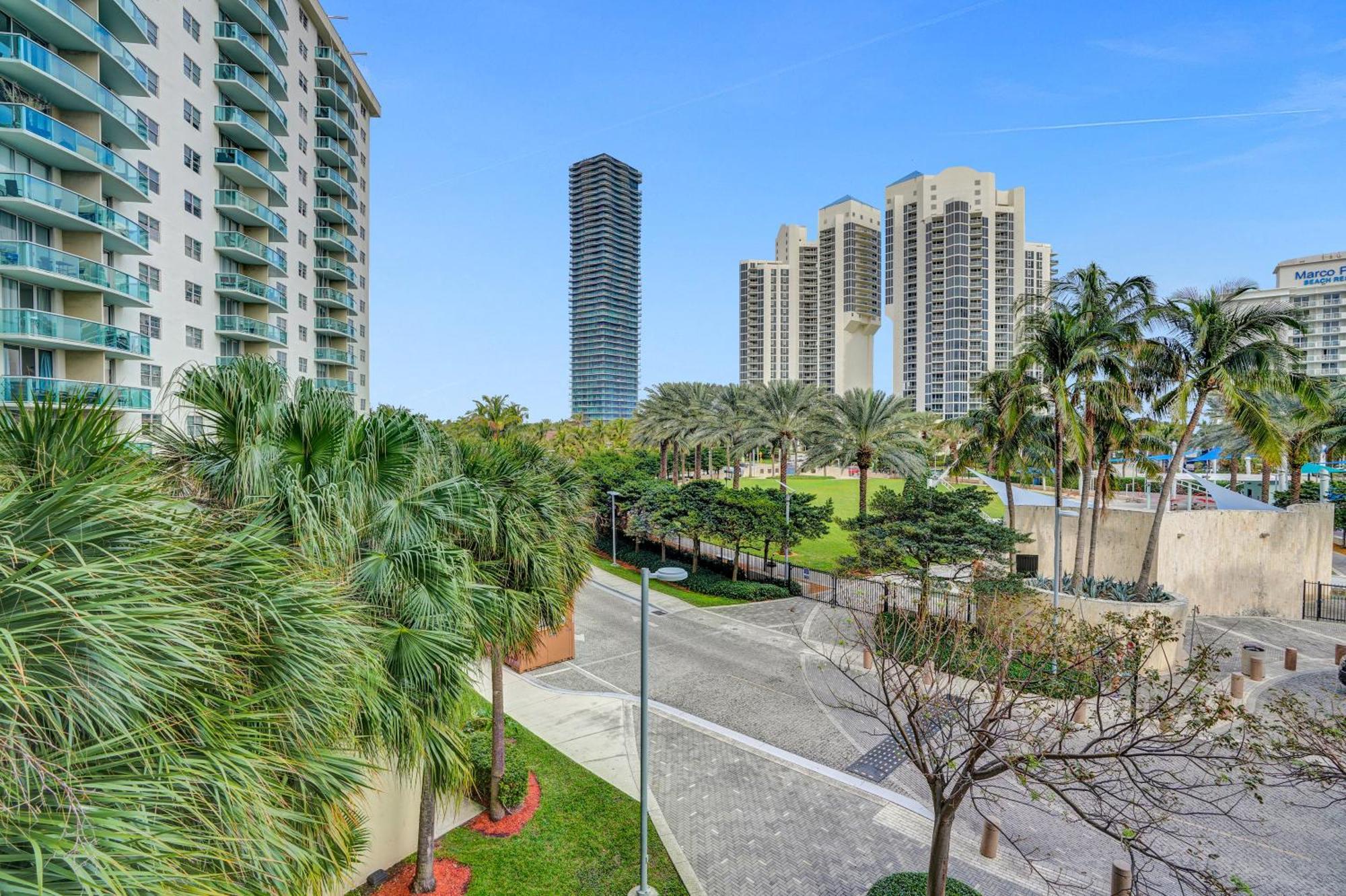 Ocean Reserve Luxury Condos Across From Sunny Isles Beach Miami Beach Exterior photo