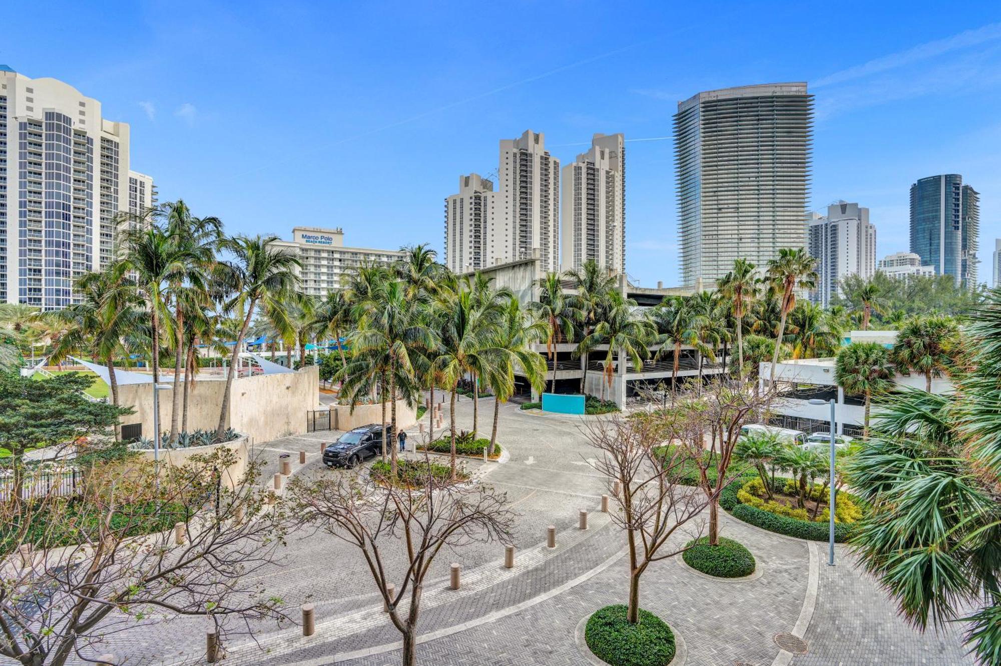 Ocean Reserve Luxury Condos Across From Sunny Isles Beach Miami Beach Exterior photo
