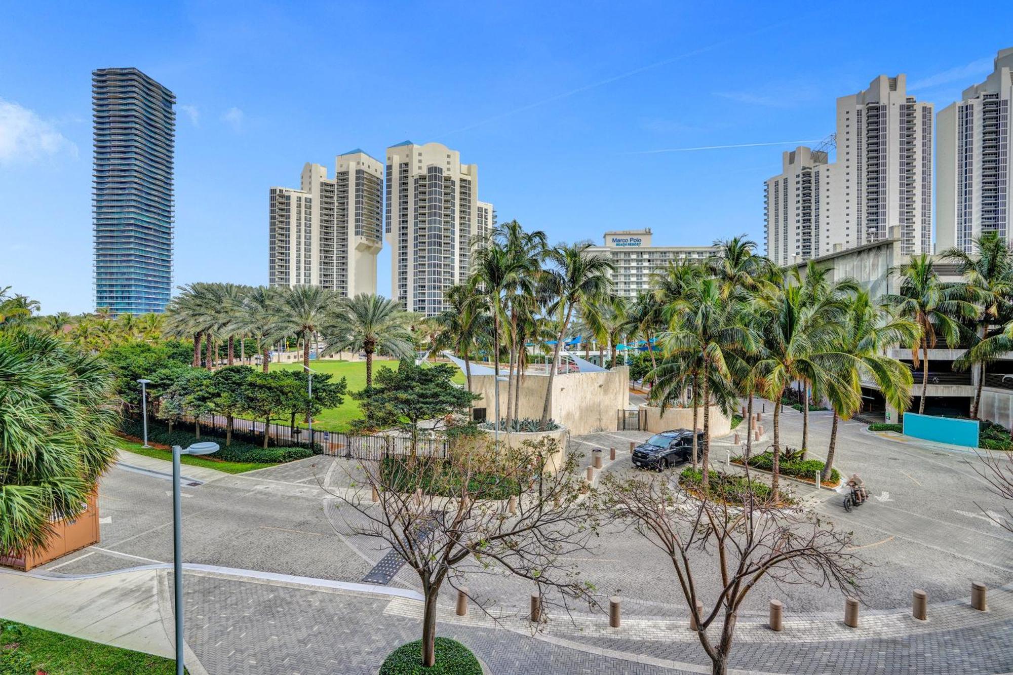 Ocean Reserve Luxury Condos Across From Sunny Isles Beach Miami Beach Exterior photo