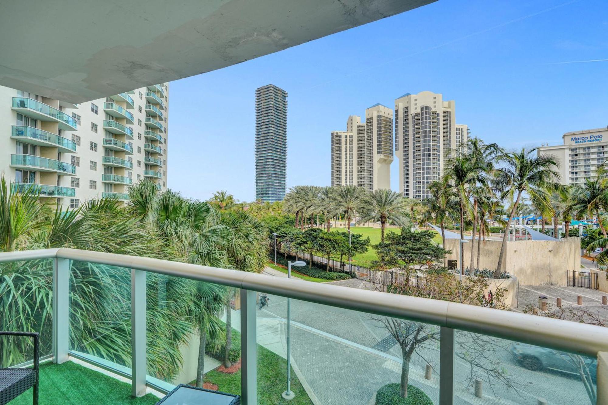 Ocean Reserve Luxury Condos Across From Sunny Isles Beach Miami Beach Exterior photo