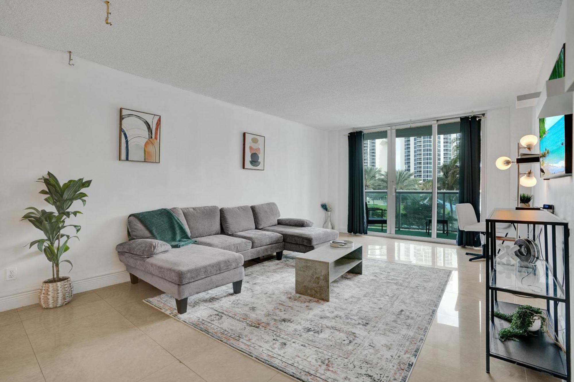 Ocean Reserve Luxury Condos Across From Sunny Isles Beach Miami Beach Exterior photo