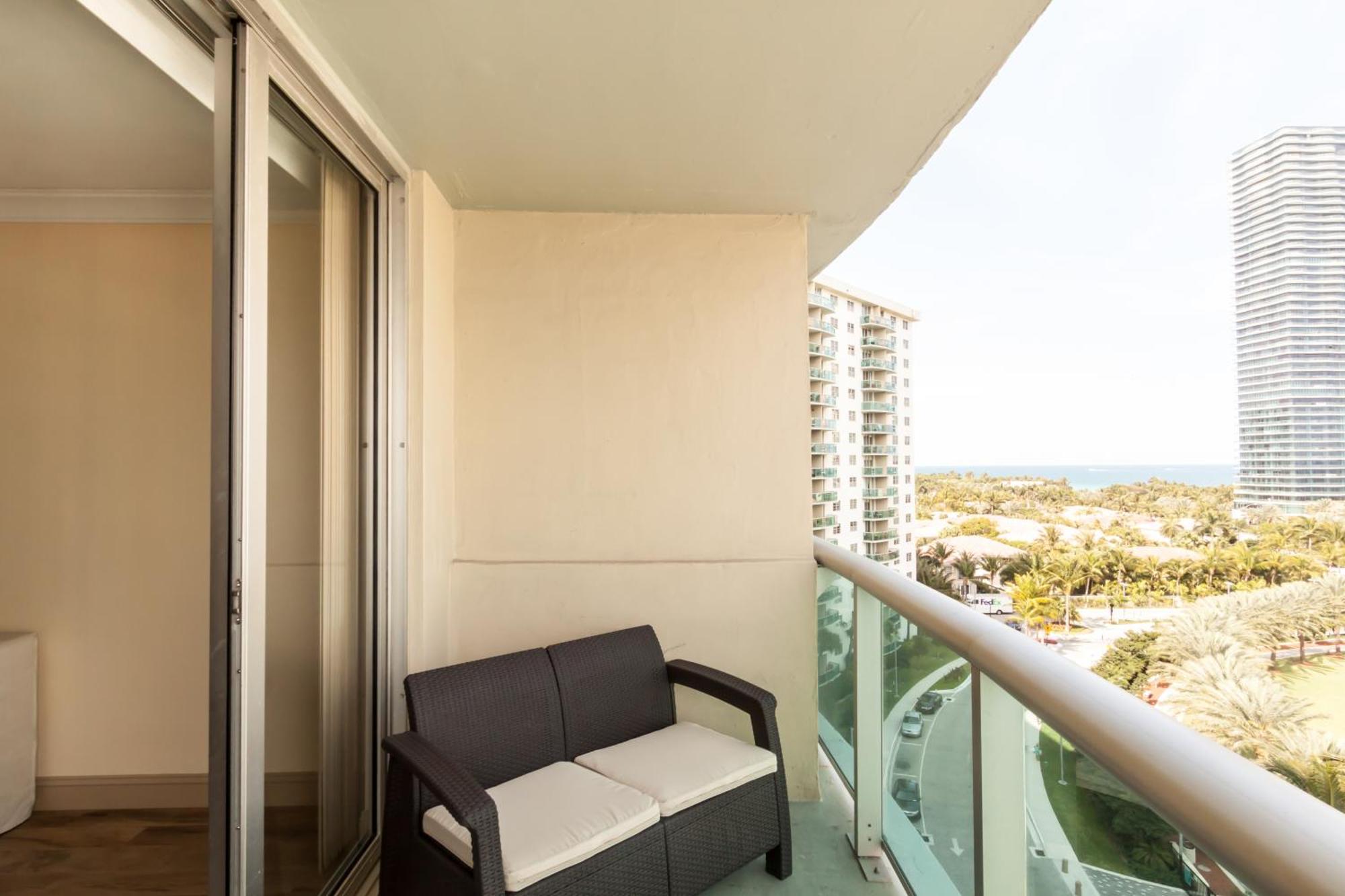 Ocean Reserve Luxury Condos Across From Sunny Isles Beach Miami Beach Room photo