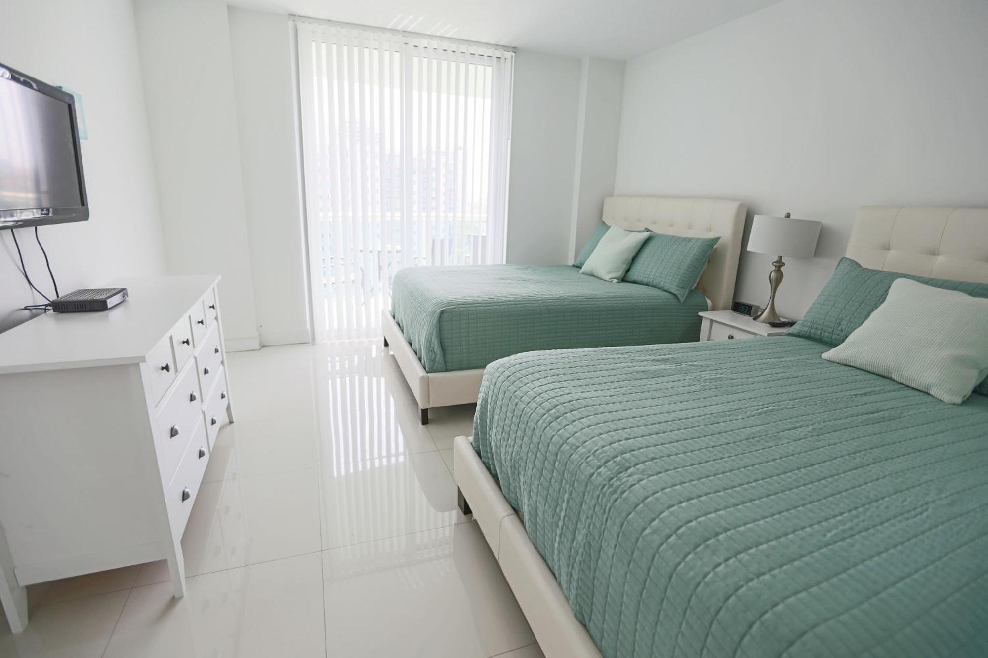 Ocean Reserve Luxury Condos Across From Sunny Isles Beach Miami Beach Exterior photo