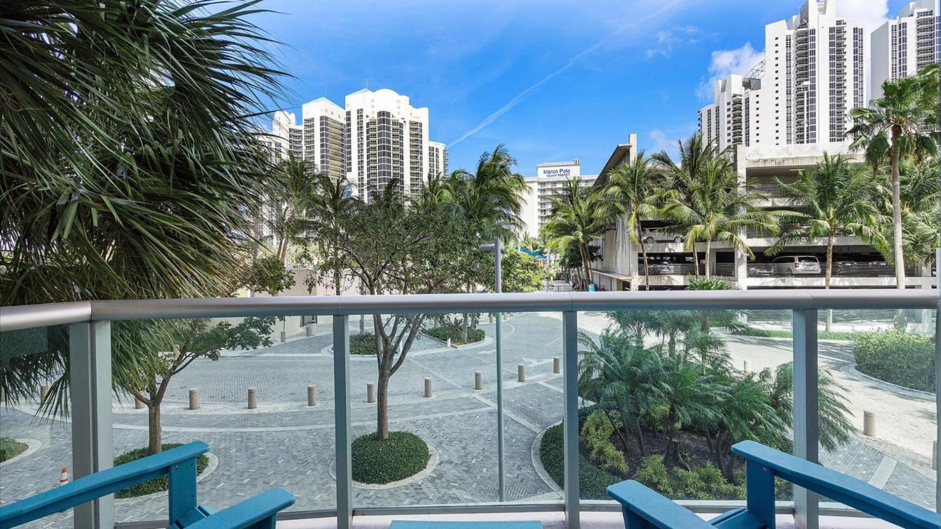 Ocean Reserve Luxury Condos Across From Sunny Isles Beach Miami Beach Room photo