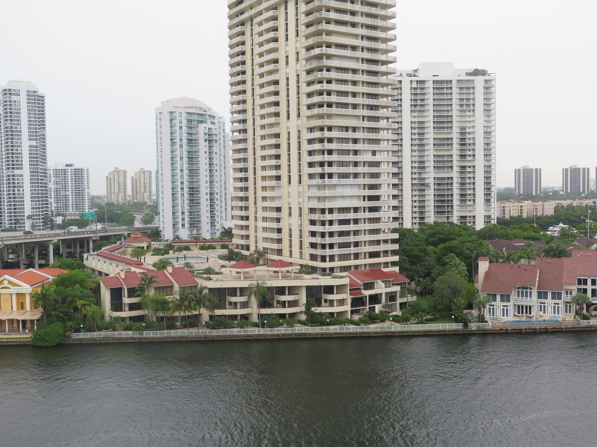 Ocean Reserve Luxury Condos Across From Sunny Isles Beach Miami Beach Exterior photo