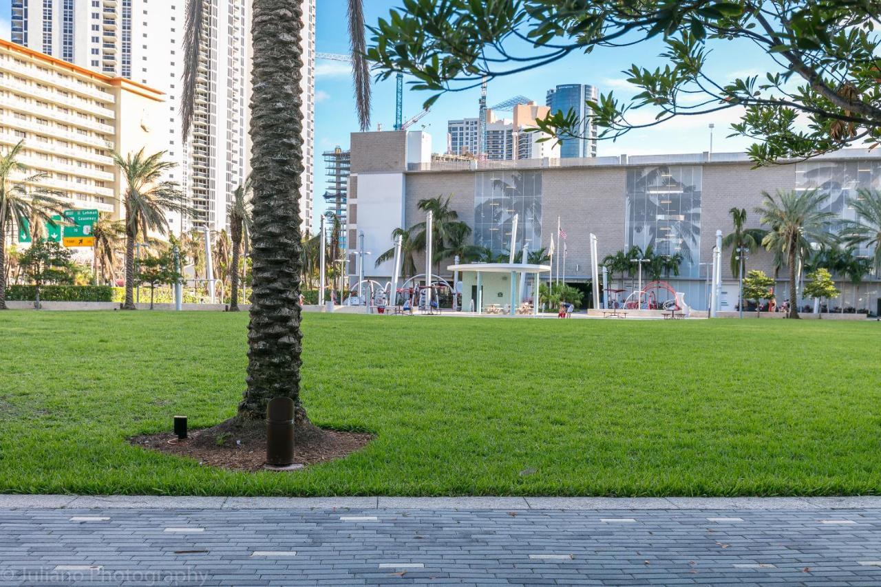 Ocean Reserve Luxury Condos Across From Sunny Isles Beach Miami Beach Exterior photo